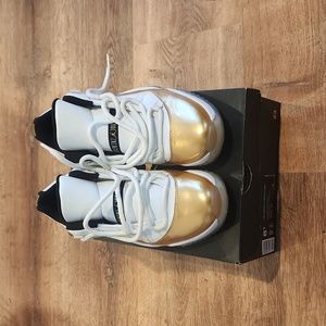 Pre owned Jordan 11 low Gold size 8.5